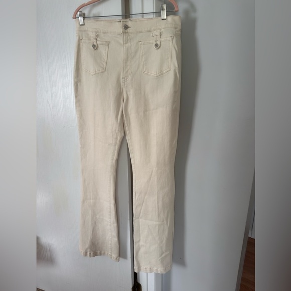 VERONICA BEARD Beverly Patch-Pocket Skinny Flare Jeans in Ecru - Picture 5 of 10